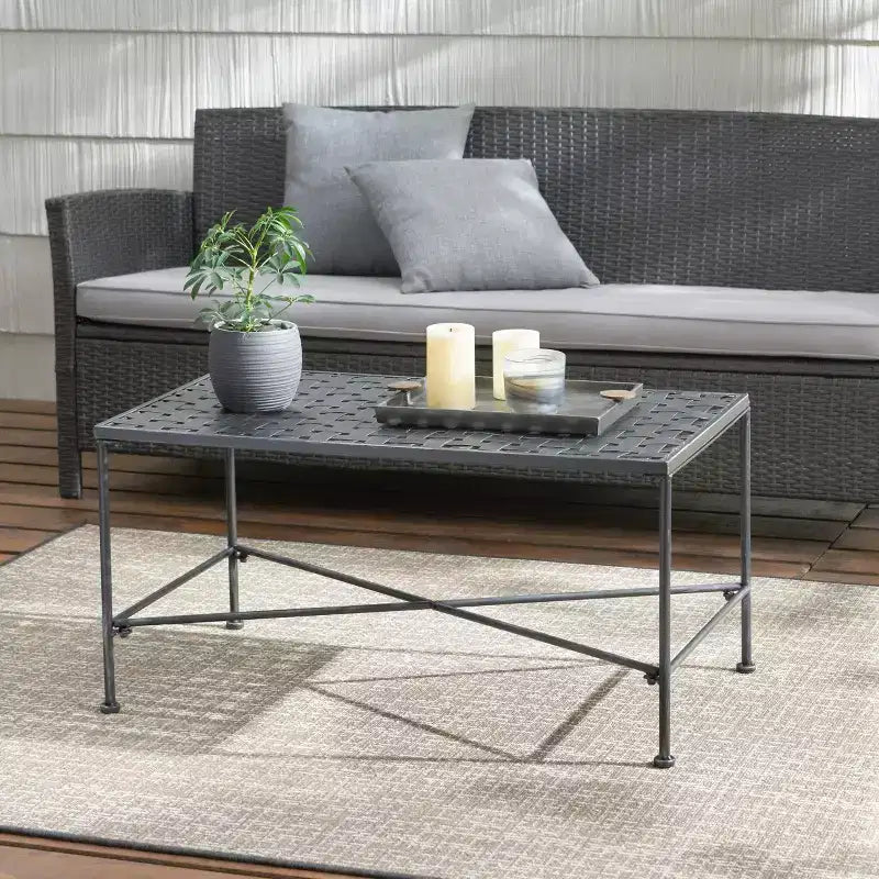Table basse d'extérieur élégante en fer avec plateau en treillis métallique, noir brossé argenté