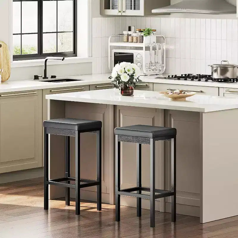 Lot de 2 tabourets de bar, chaises de bar de 63 cm de hauteur, tabourets de cuisine avec 2 épais rembourrages en PU, tabourets de bar noirs